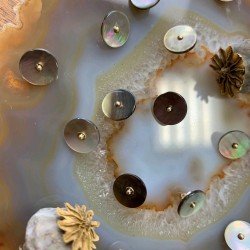 Пуговицы перламутровые рубашечные на ножке