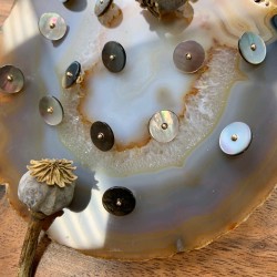 Пуговицы перламутровые рубашечные на ножке