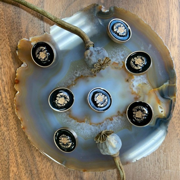 Пуговицы в геральдическом стиле черная масть в золотистой оправе