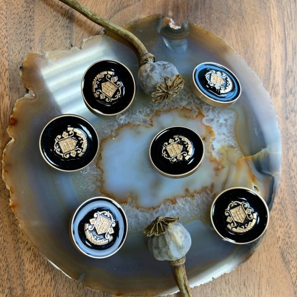 Пуговицы в геральдическом стиле черная масть в золотистой оправе