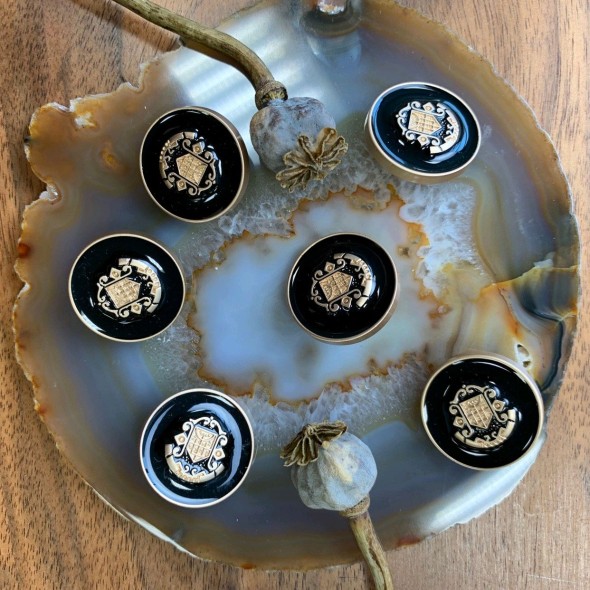 Пуговицы в геральдическом стиле черная масть в золотистой оправе