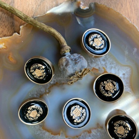 Пуговицы в геральдическом стиле черная эмаль в золотистой оправе