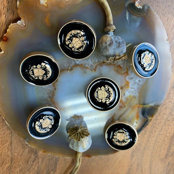 Пуговицы в геральдическом стиле черная эмаль в золотистой оправе