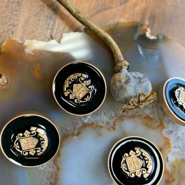 Пуговицы в геральдическом стиле черная эмаль в золотистой оправе