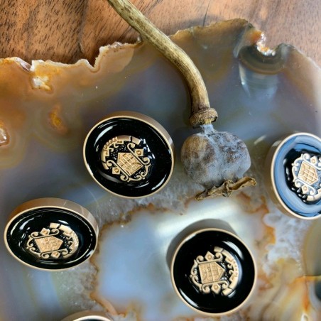 Пуговицы в геральдическом стиле черная эмаль в золотистой оправе