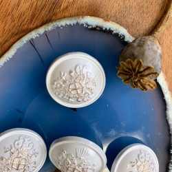 Пуговицы в геральдическом стиле белые с золотистыми гербами