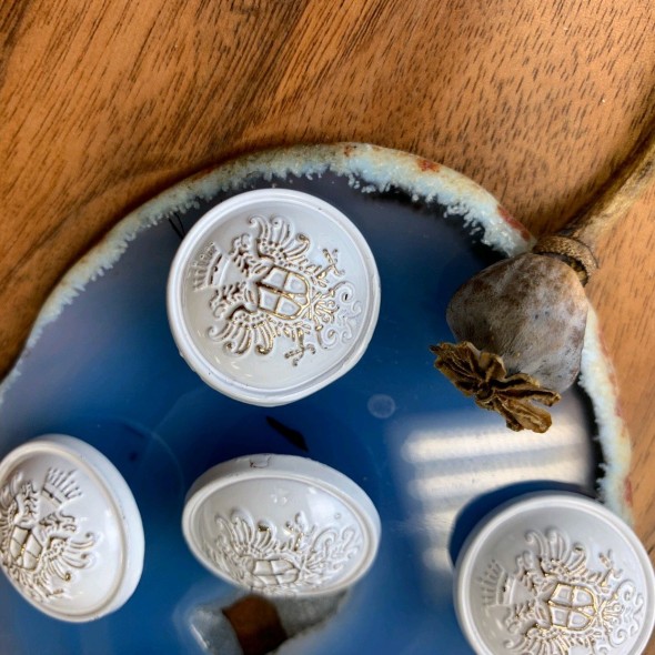 Пуговицы в геральдическом стиле белые с золотистыми гербами