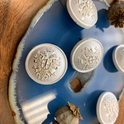 Пуговицы в геральдическом стиле белые с золотистыми гербами