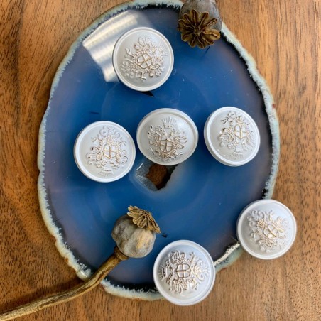 Пуговицы в геральдическом стиле белые с золотистыми гербами