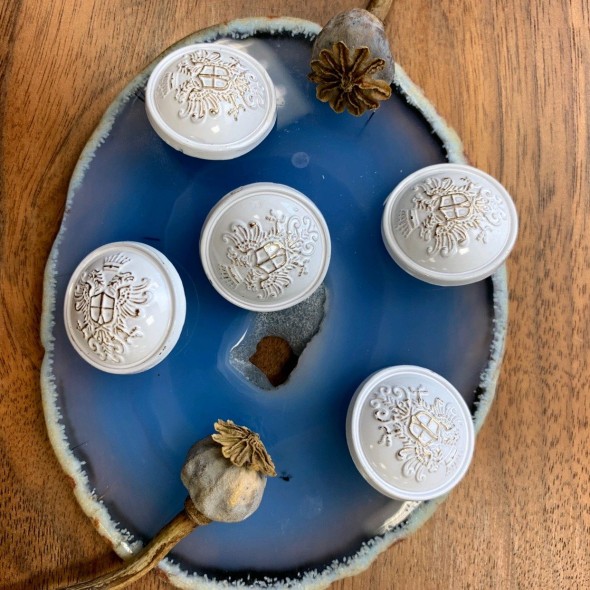 Пуговицы в геральдическом стиле белые с золотистыми гербами