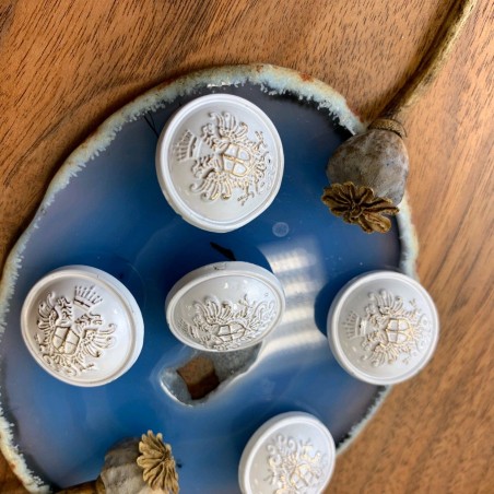 Пуговицы в геральдическом стиле белые с золотистыми гербами