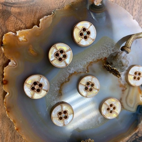 Пуговица с перламутровой эмалью камешкомком в центре