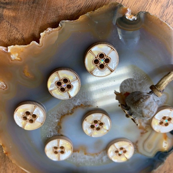 Пуговица с перламутровой эмалью камешкомком в центре