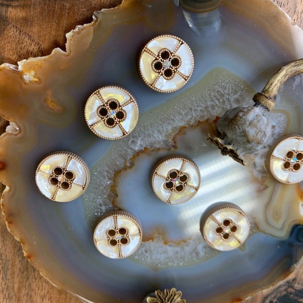 Пуговица с перламутровой эмалью камешкомком в центре