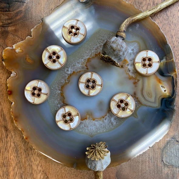 Пуговица с перламутровой эмалью камешкомком в центре