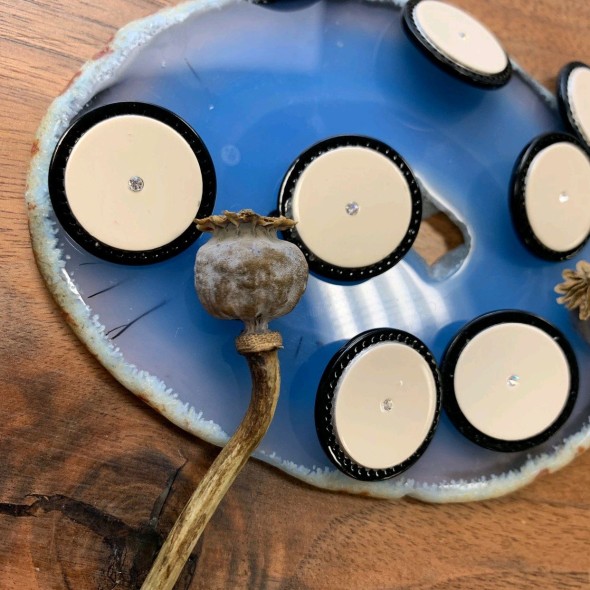 Пуговицы пластиковые цвета топлёного молока в черной оправе и камешком