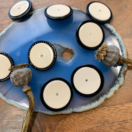 Пуговицы пластиковые цвета топлёного молока в черной оправе и камешком