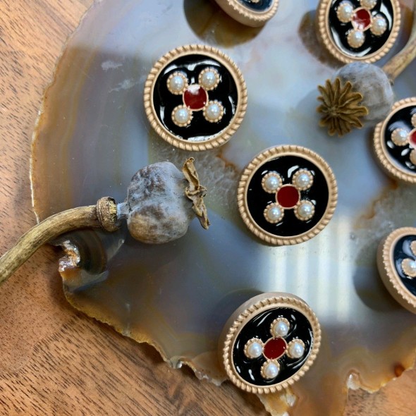 Пуговицы золотистые металлические с черной эмалью и жемчужинами