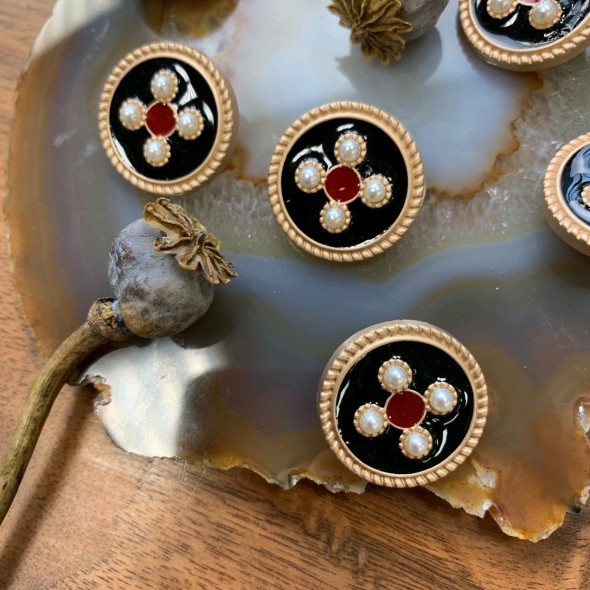 Пуговицы золотистые металлические с черной эмалью и жемчужинами