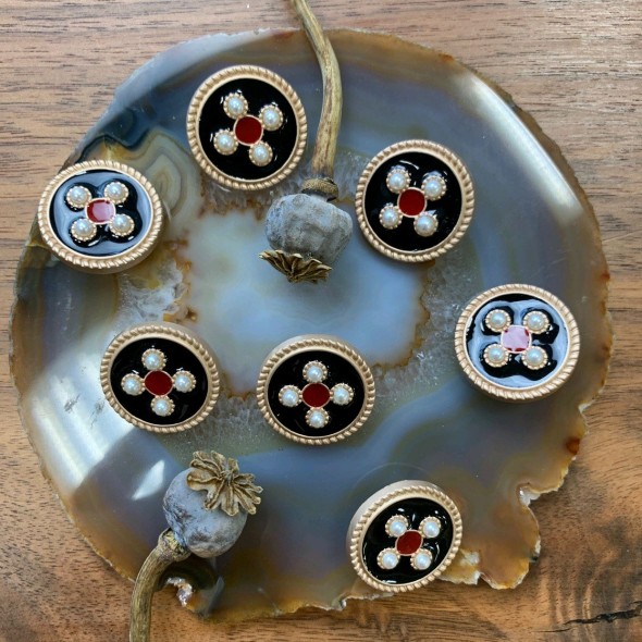 Пуговицы золотистые металлические с черной эмалью и жемчужинами