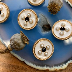 Пуговицы золотистые металлические с белой эмалью и жемчужинами