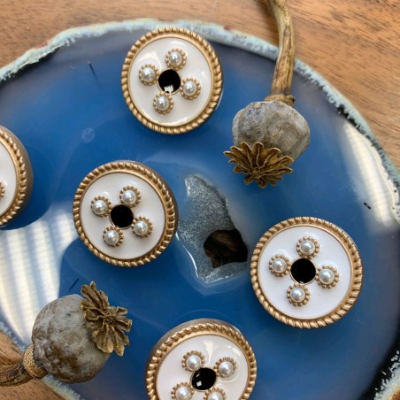 Пуговицы золотистые металлические с белой эмалью и жемчужинами