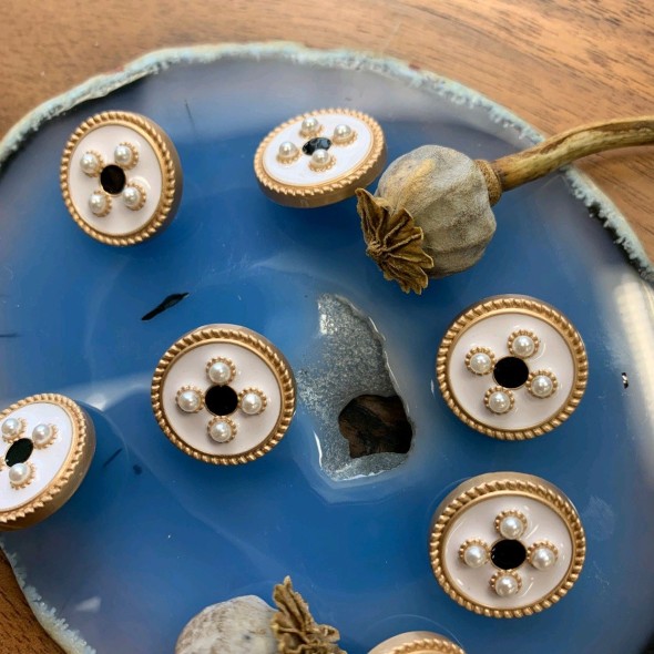 Пуговицы золотистые металлические с белой эмалью и жемчужинами