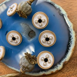 Пуговицы золотистые металлические с белой эмалью и жемчужинами