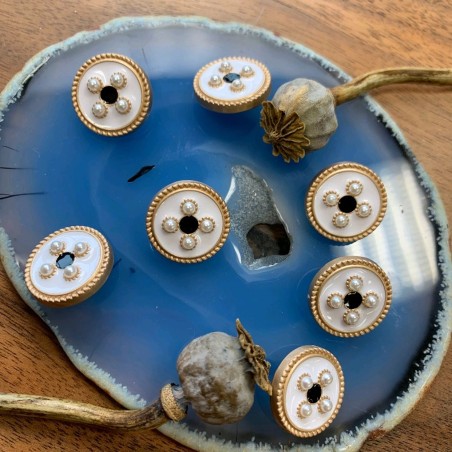 Пуговицы золотистые металлические с белой эмалью и жемчужинами