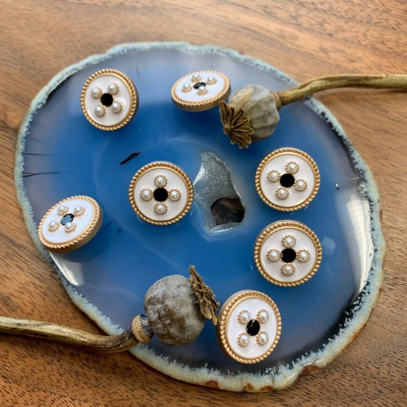 Пуговицы золотистые металлические с белой эмалью и жемчужинами