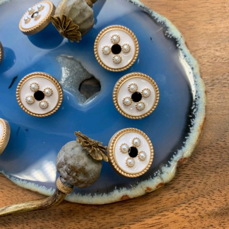 Пуговицы золотистые металлические с белой эмалью и жемчужинами