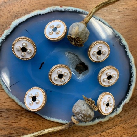 Пуговицы золотистые металлические с белой эмалью и жемчужинами