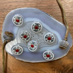 Пуговицы с цветными вставками вставками и серебристым металлом