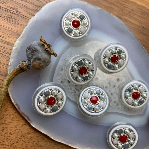 Пуговицы с цветными вставками вставками и серебристым металлом