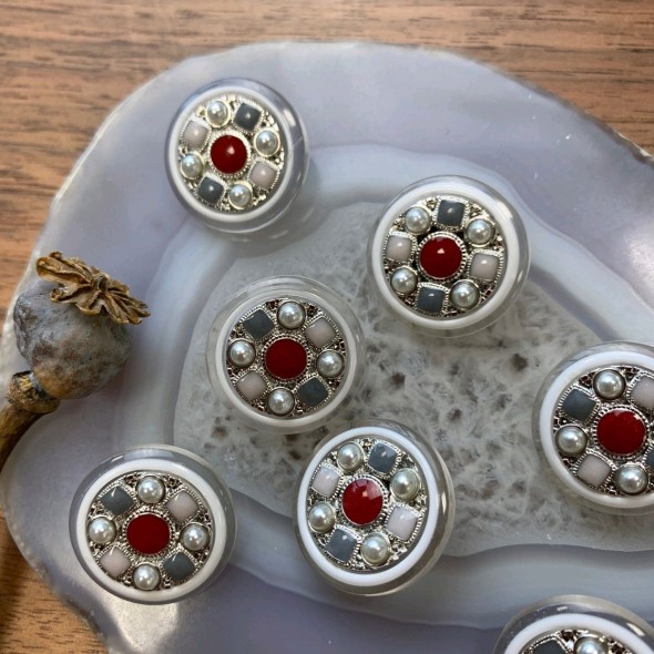 Пуговицы с цветными вставками вставками и серебристым металлом