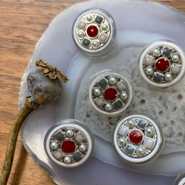 Пуговицы с цветными вставками вставками и серебристым металлом