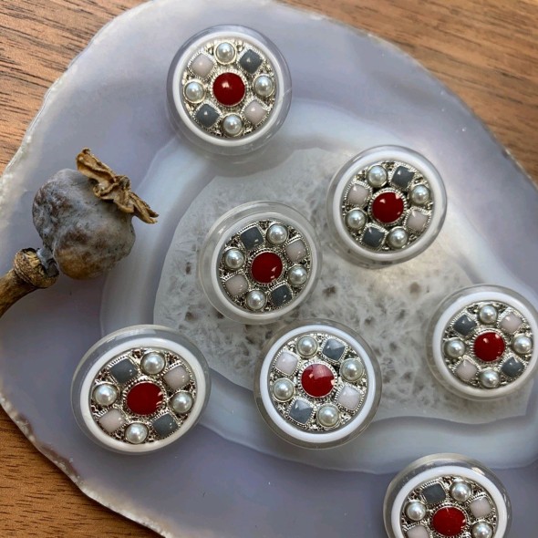 Пуговицы с цветными вставками вставками и серебристым металлом