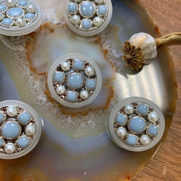 Пуговицы прозрачные с голубыми вставками и серебристым металлом