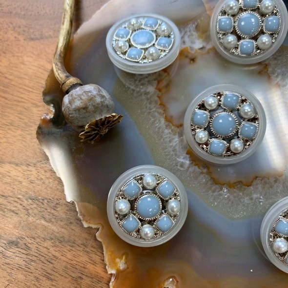 Пуговицы прозрачные с голубыми вставками и серебристым металлом