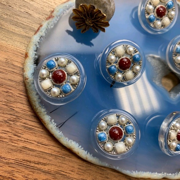 Пуговицы с цветными вставками и серебристым металлом