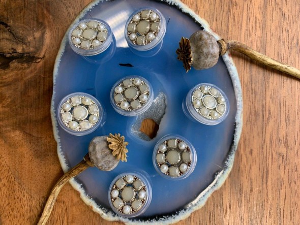 Пуговицы прозрачные с серо-жемчужными вставками и серебристым металлом