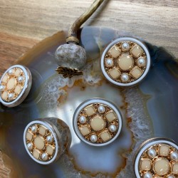 Пуговица с персиковыми вставками и золотистым металлом