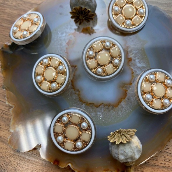 Пуговица с персиковыми вставками и золотистым металлом