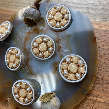 Пуговица с персиковыми вставками и золотистым металлом