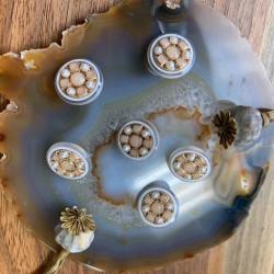 Пуговицы с персиковыми вставками и золотистым металлом