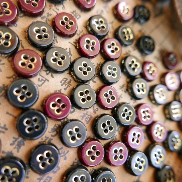 Пуговицы рубашечные с надписью Elegant по кромке