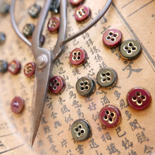 Пуговицы рубашечные с надписью Elegant по кромке