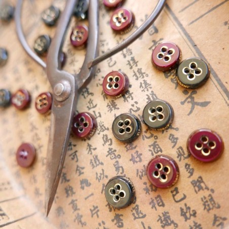 Пуговицы рубашечные с надписью Elegant по кромке