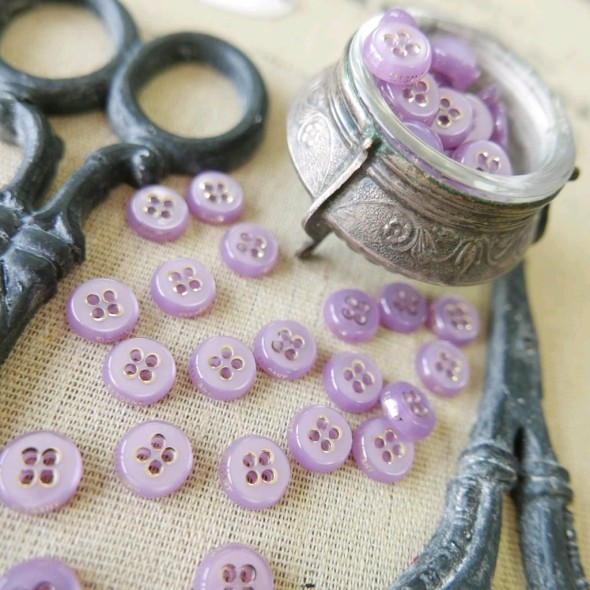 Пуговицы рубашечные сиреневые с золотистой надписью Elegant