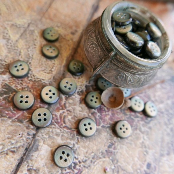 Пуговицы рубашечные тёмно оливковые с блеском